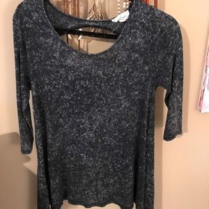 Quarter length sleeve top